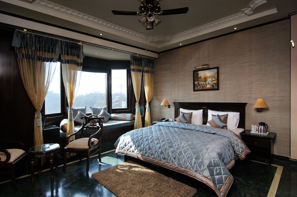 Diplomat Residency 27/46