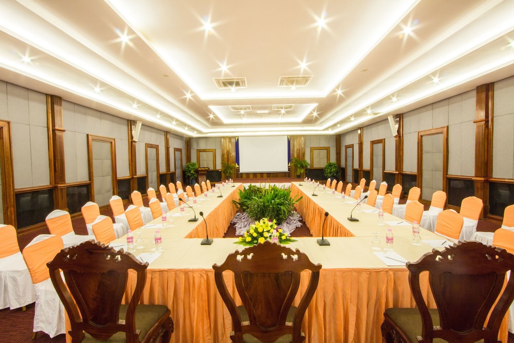 Royal Empire Hotel 41/50