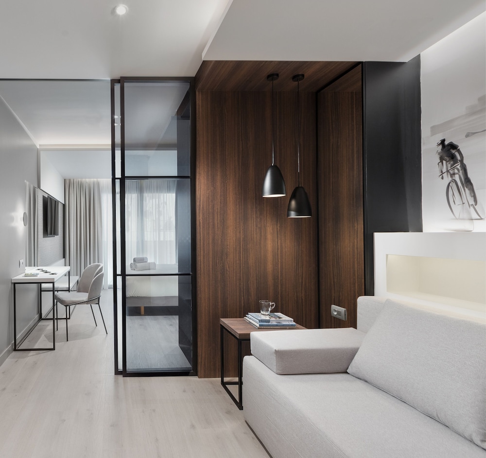 SIGNATURE, SUITE