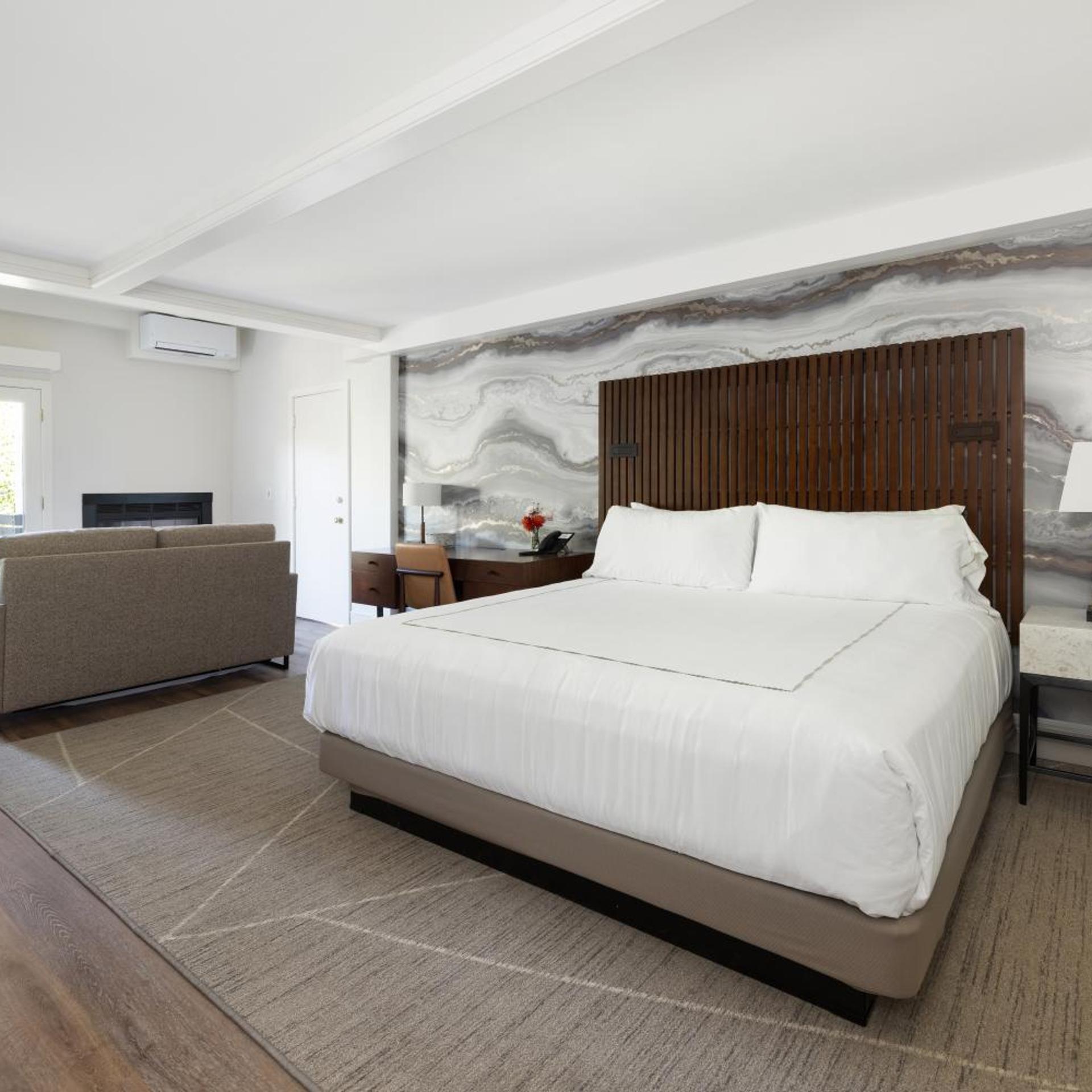 Go, Suite, King Bed, Creek View, Balcony