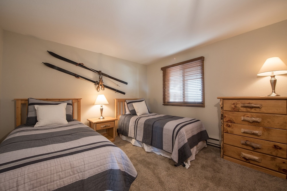 Plaza, 2 Bedrooms, Peak, King and Queen Bed, 2 Bathrooms, Sofa