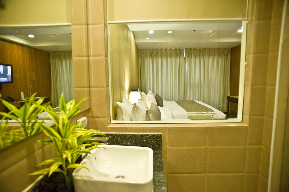 Goldberry Suites and Hotel Mactan 46/49