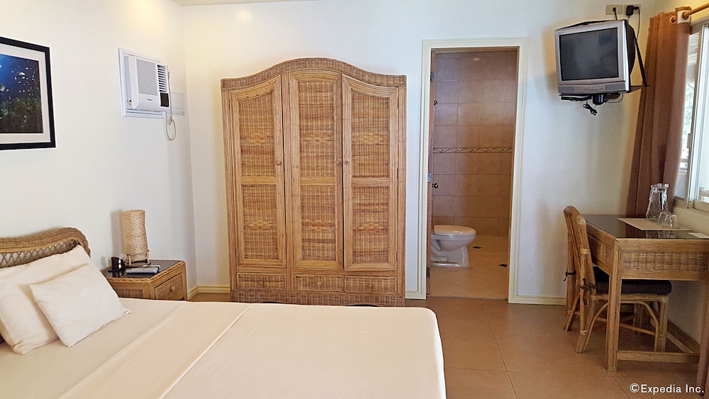 Mikes Dauin Beach Resort 30/70