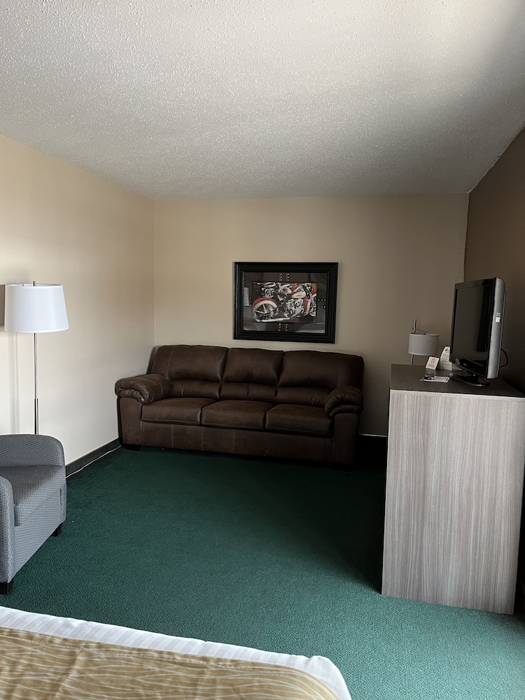 Super 8 By Wyndham Sturgis 17/27