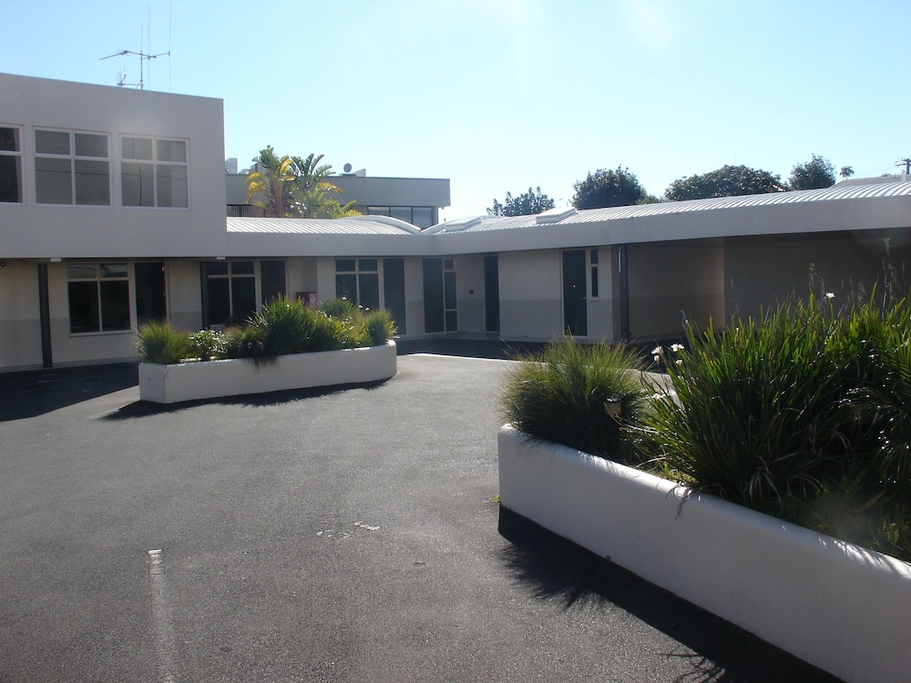 Pacific Motor Inn 2/63