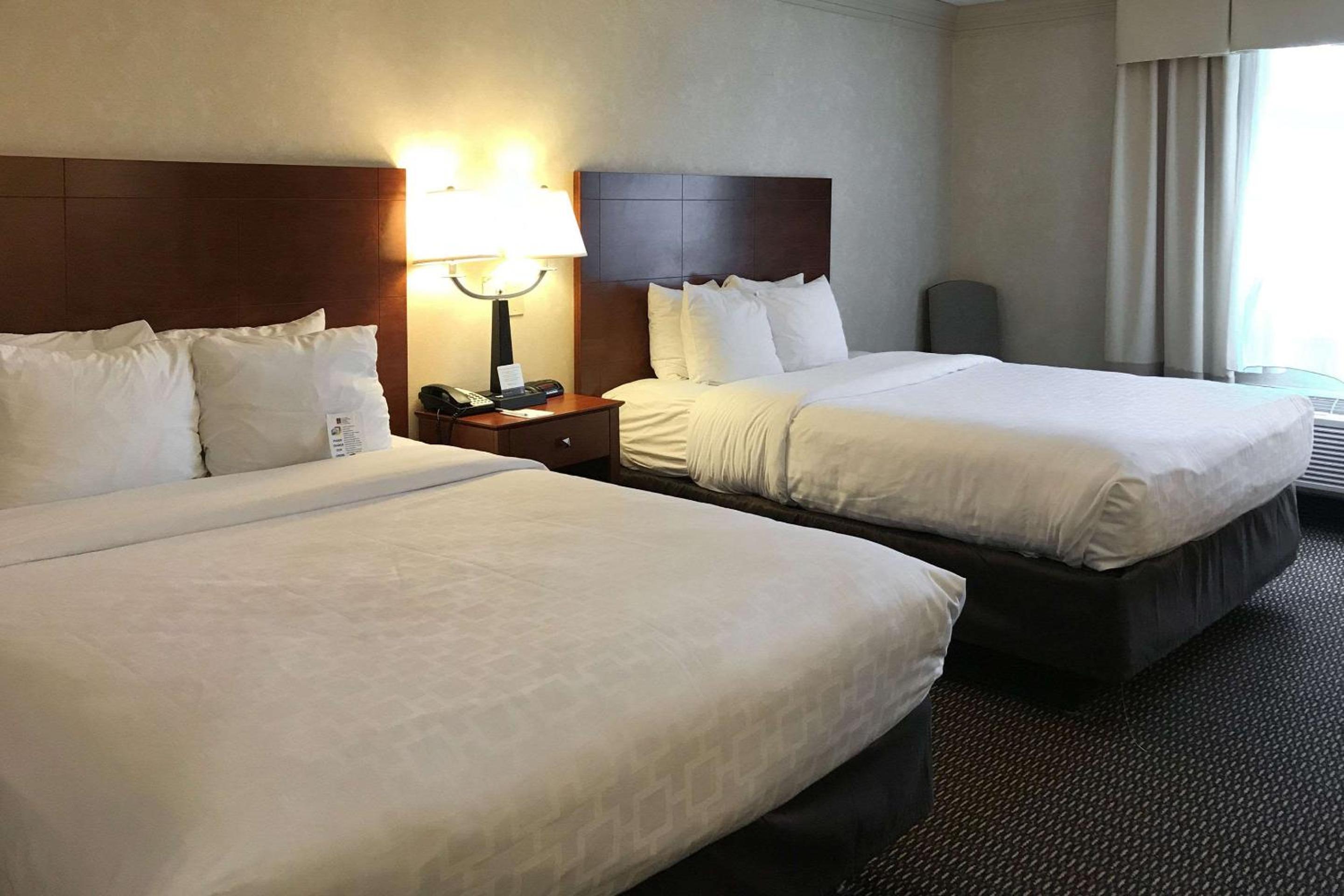 غرفة بسريرين كوين بإطلالة على المسبح، Clarion Hotel & Conference Center Toms River 7/10