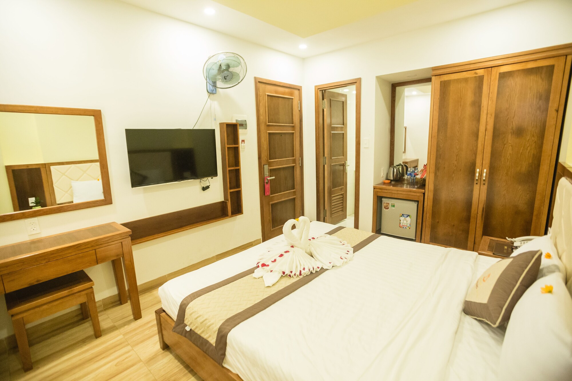 SUPERIOR, QUEEN BED