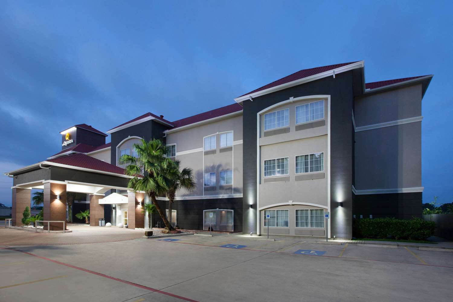 La Quinta Inn & Suites by Wyndham Houston New Caney 33/35