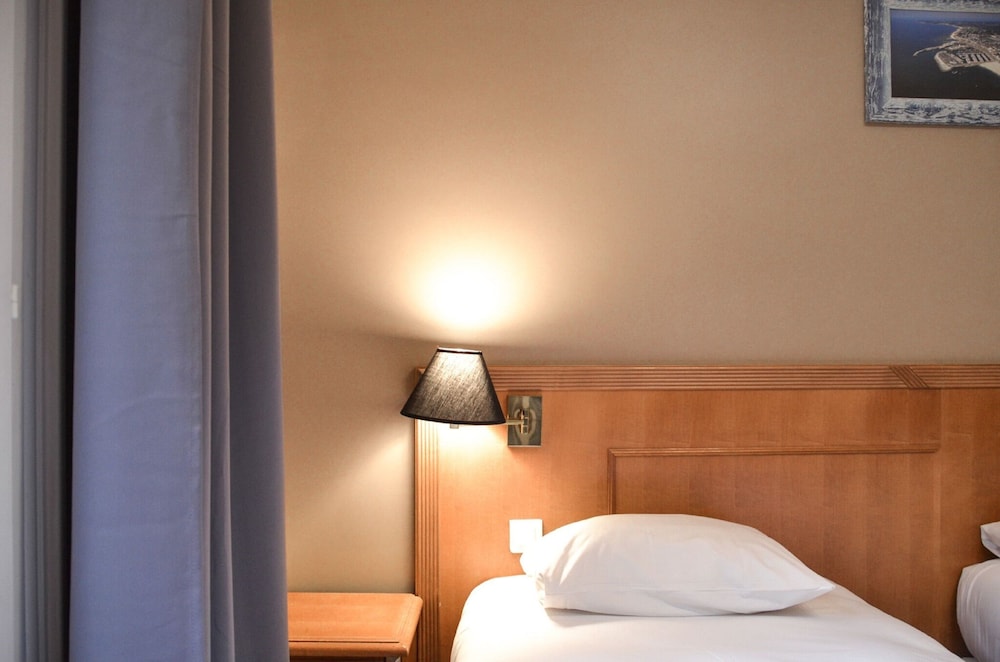 HOTEL DE LA PERDRIX ROUGE 17/71