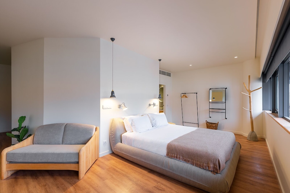 Three House Hotel 4/41
