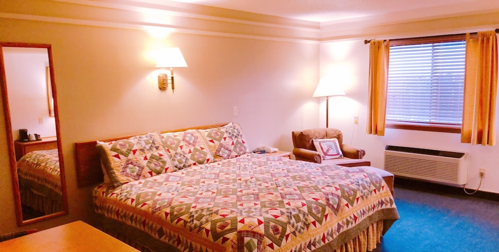 Covered Wagon Motel (ex Rodeway Inn Lusk) 9/50