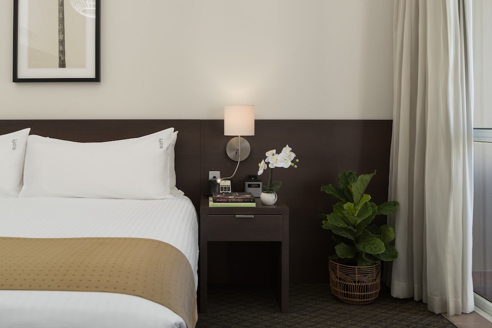 Cairns Harbourside Hotel 24/60