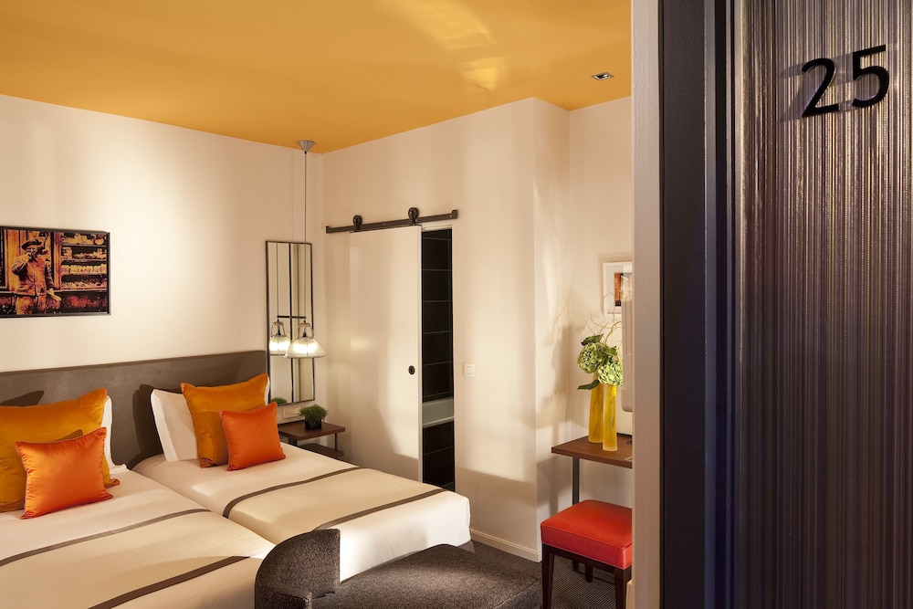 ROOM, TWIN BEDS