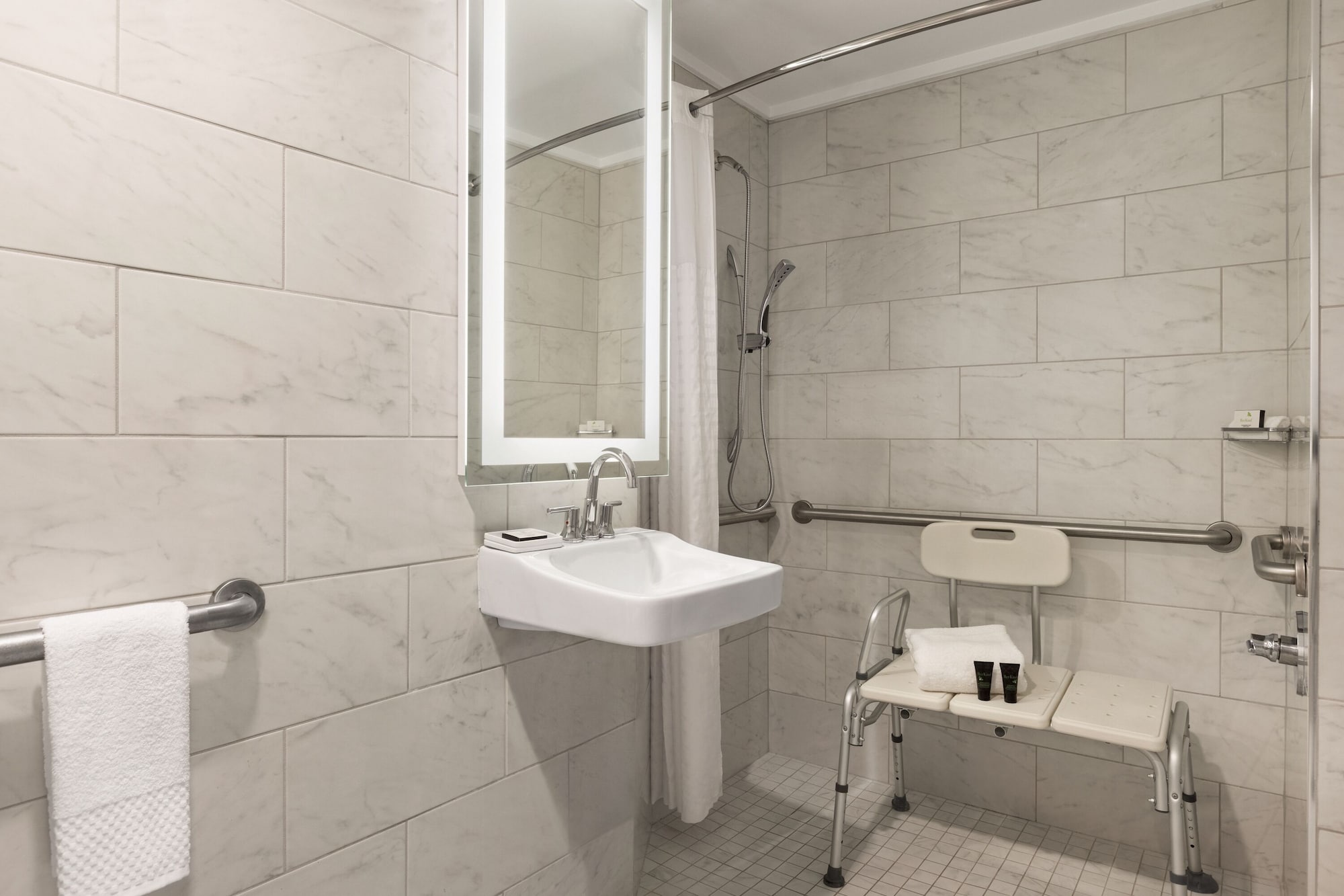 غرفة بريميير بسرير كينج، The Admiral Hotel 6/7