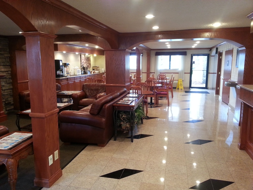 Days Inn & Suites by Wyndham Monroe 18/26