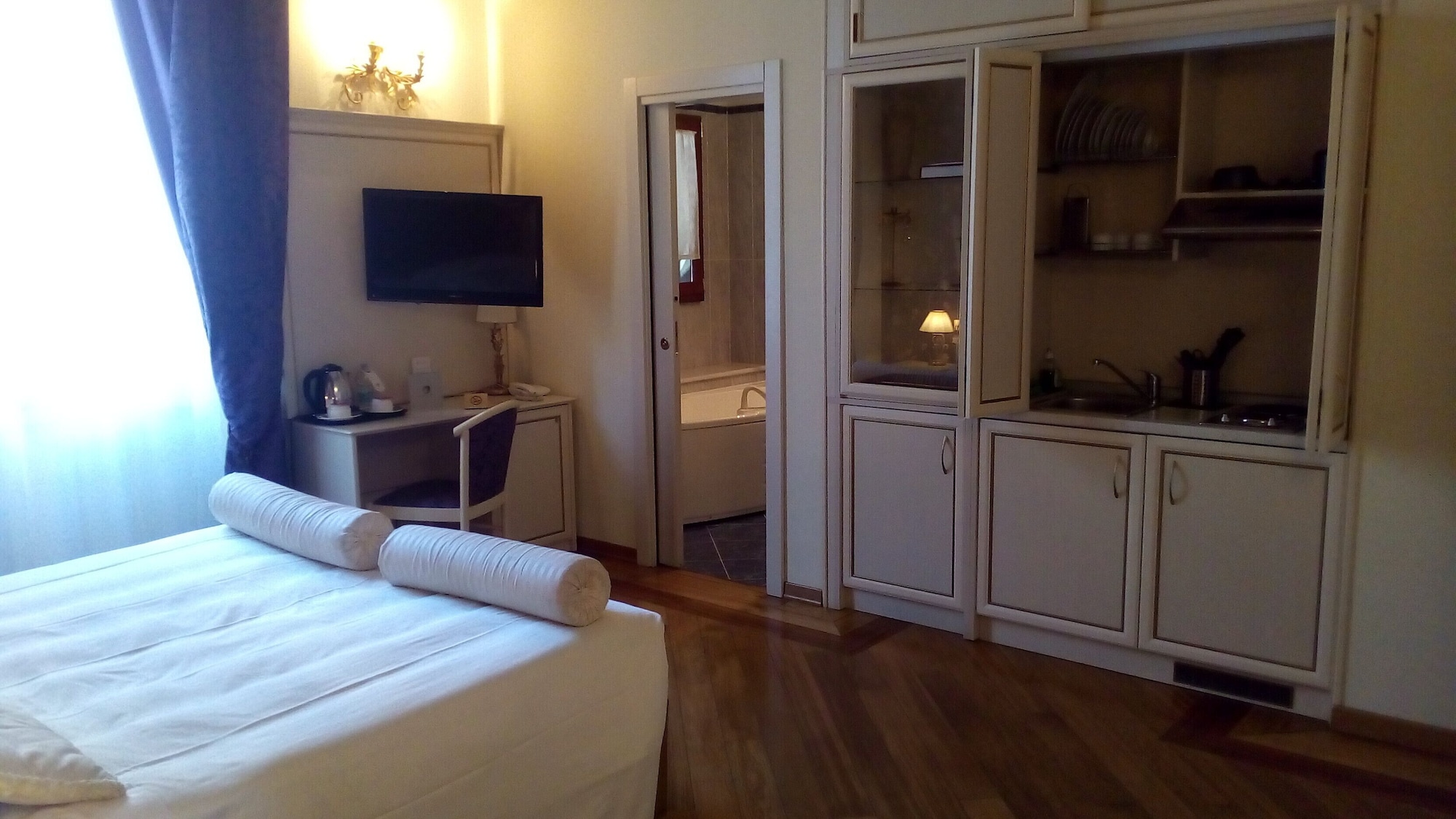 EXCLUSIVE, SUITE, JETTED TUB