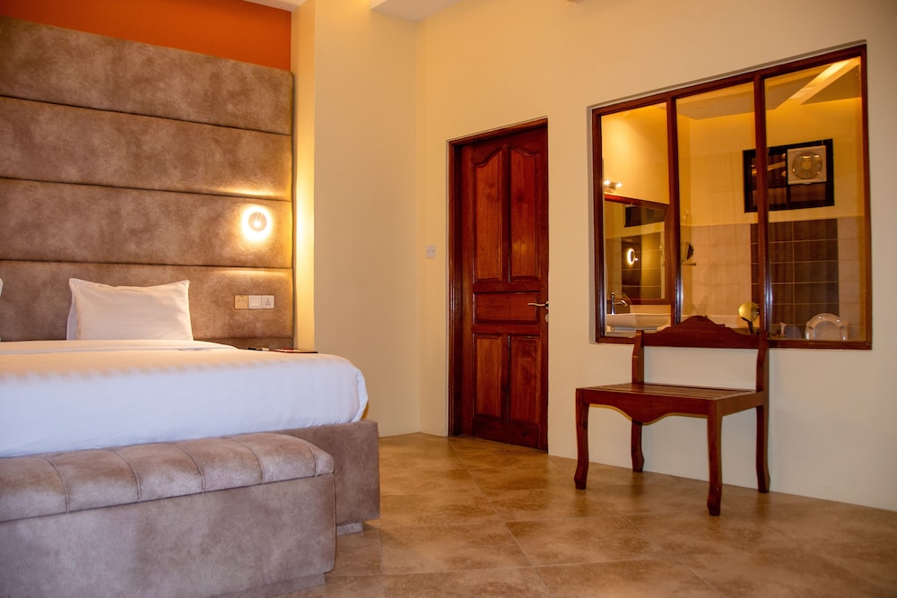 Malaika Beach Resort 10/50