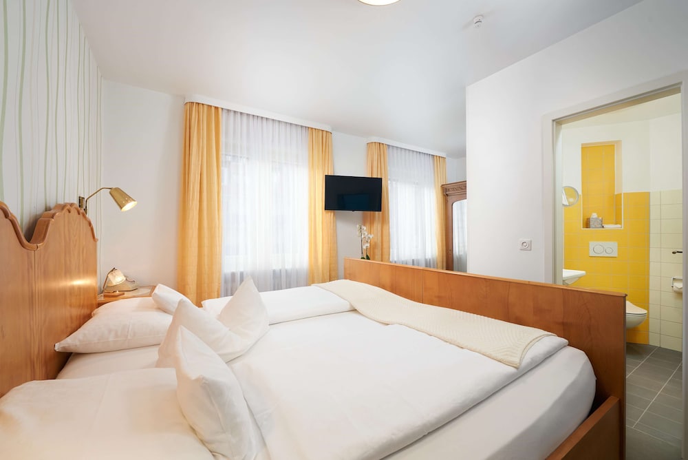 ROOM, DOUBLE BED