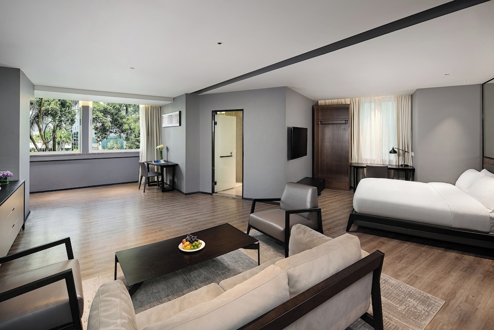 BUSINESS, SUITE