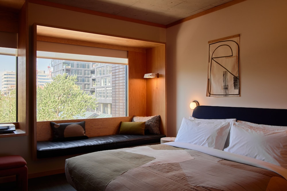 ROOM, LARGE