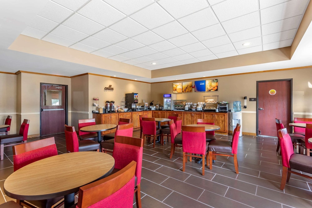 Comfort Inn and Suites Carbondale University Area 28/34