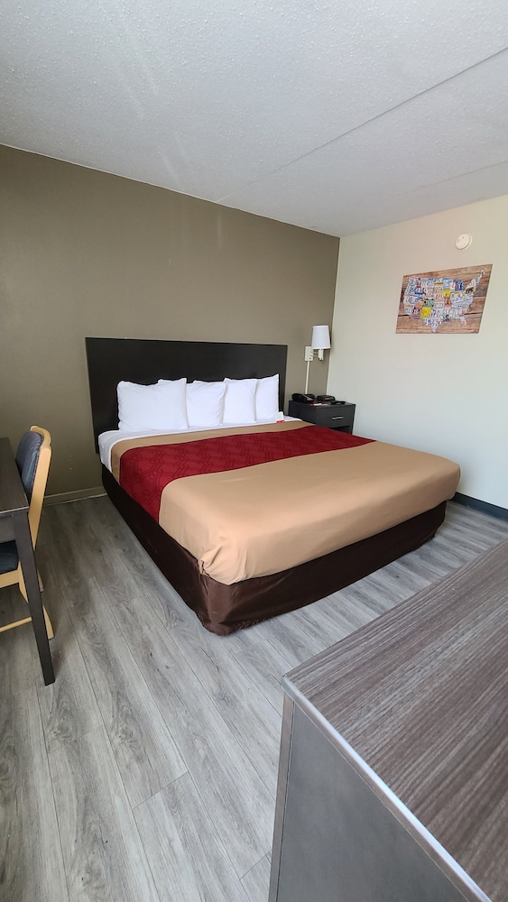 Econo Lodge Metro 17/36