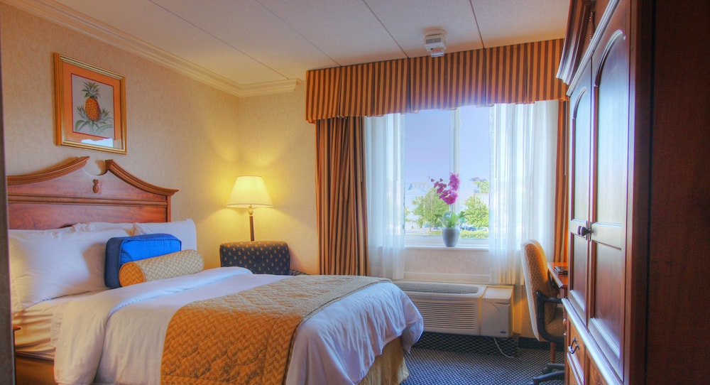 The Newport Harbor Hotel and Marina 4/58
