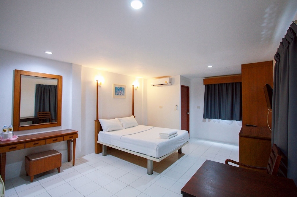 18 Coins Budget Hotel 25/67