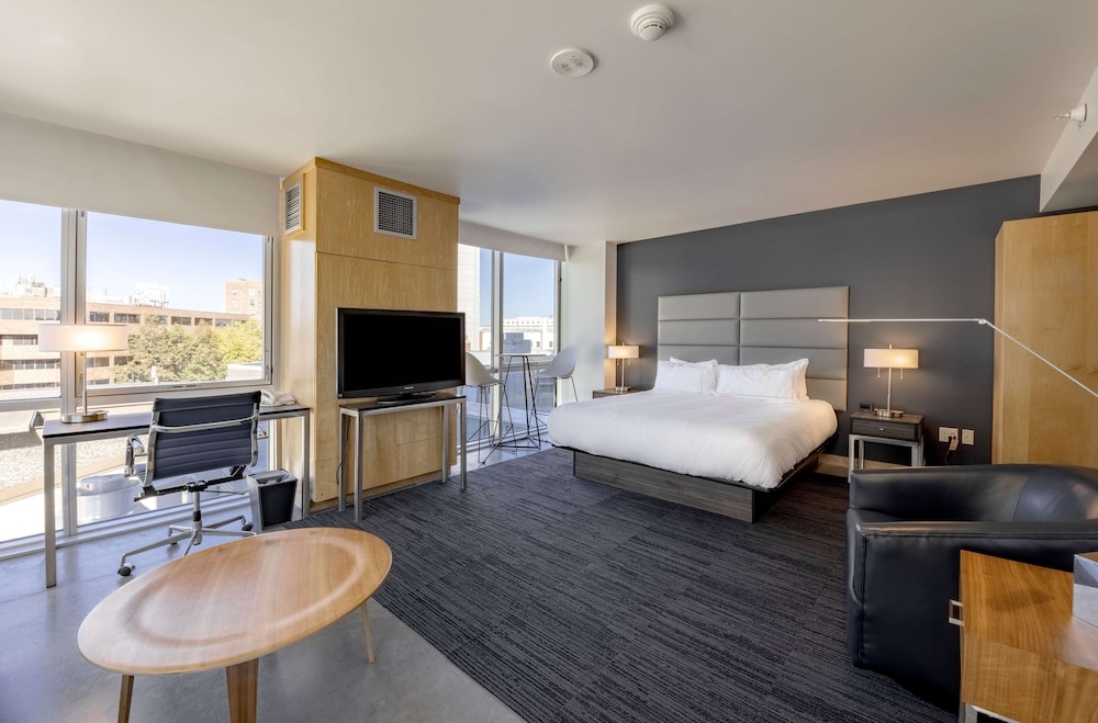 HotelVetro Iowa City, Tapestry Collection by Hilton 15/33