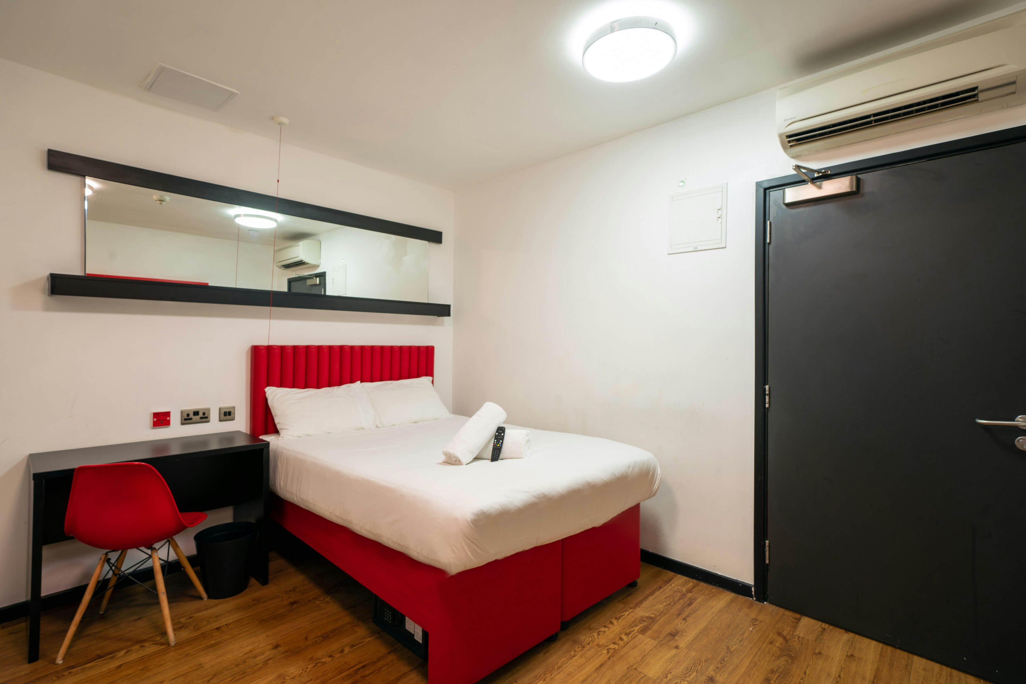 Accessible Double Room without Window، easyHotel Newcastle City Centre 2/7