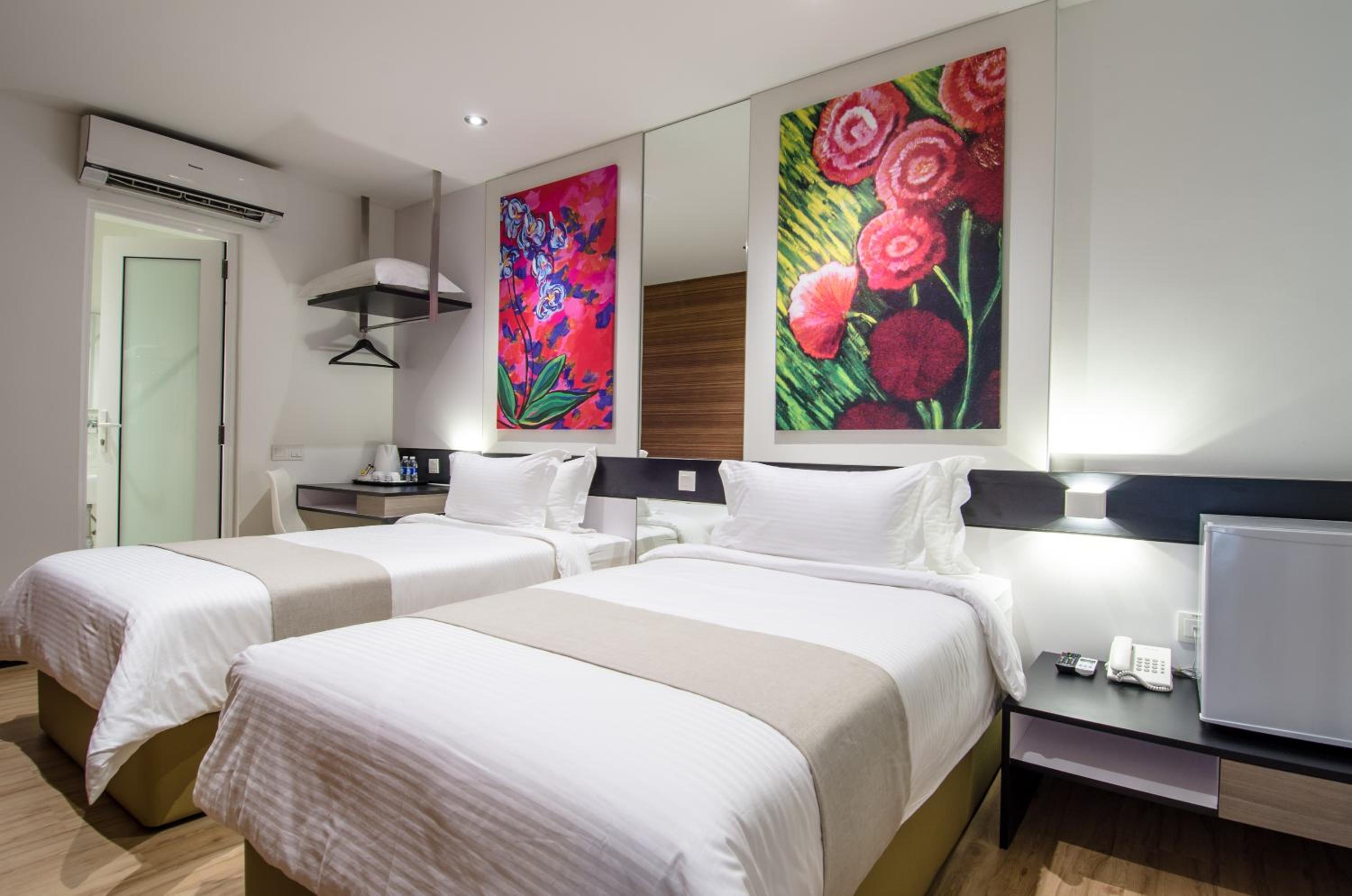 Standard, Queen Bed, No Window