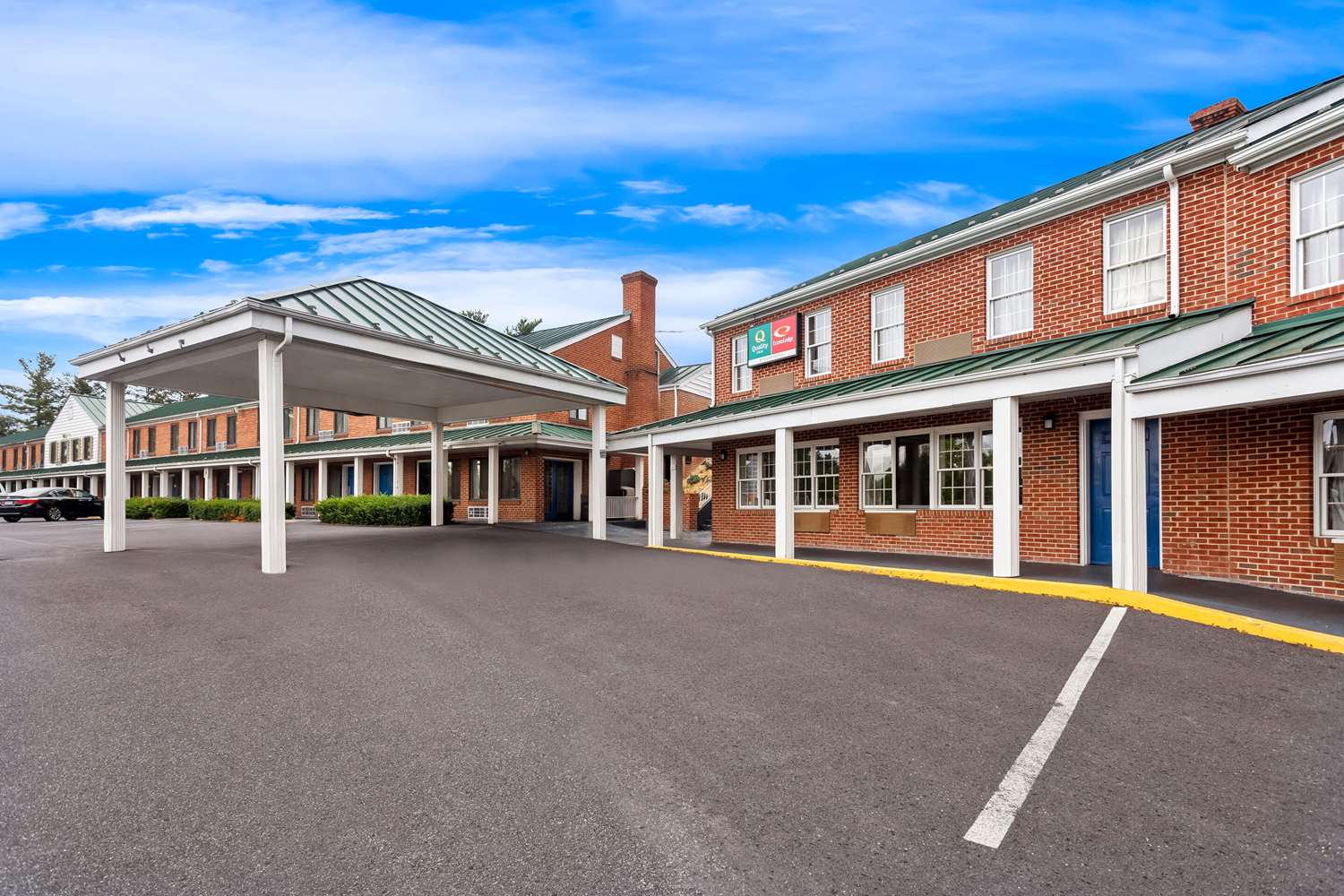 Econo Lodge Waynesboro - Skyline Drive, VA 18/24