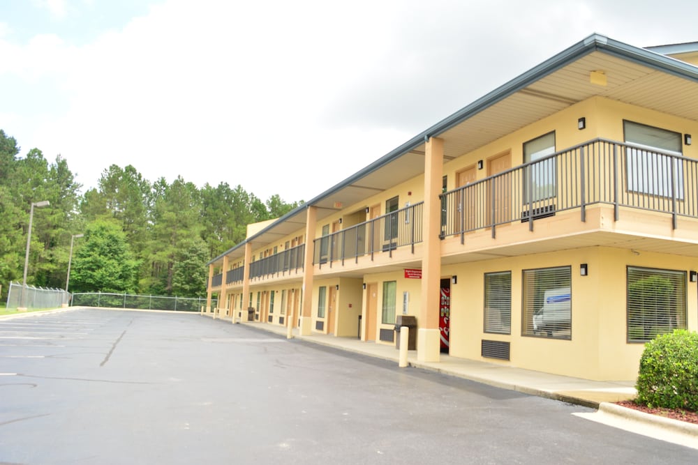 Deluxe Inn Fayetteville 3/61