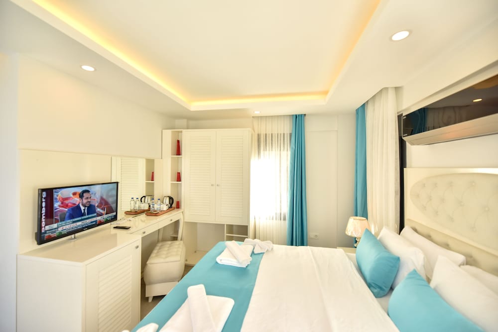 FAMILY, MULTIPLE BEDS, POOL VIEW