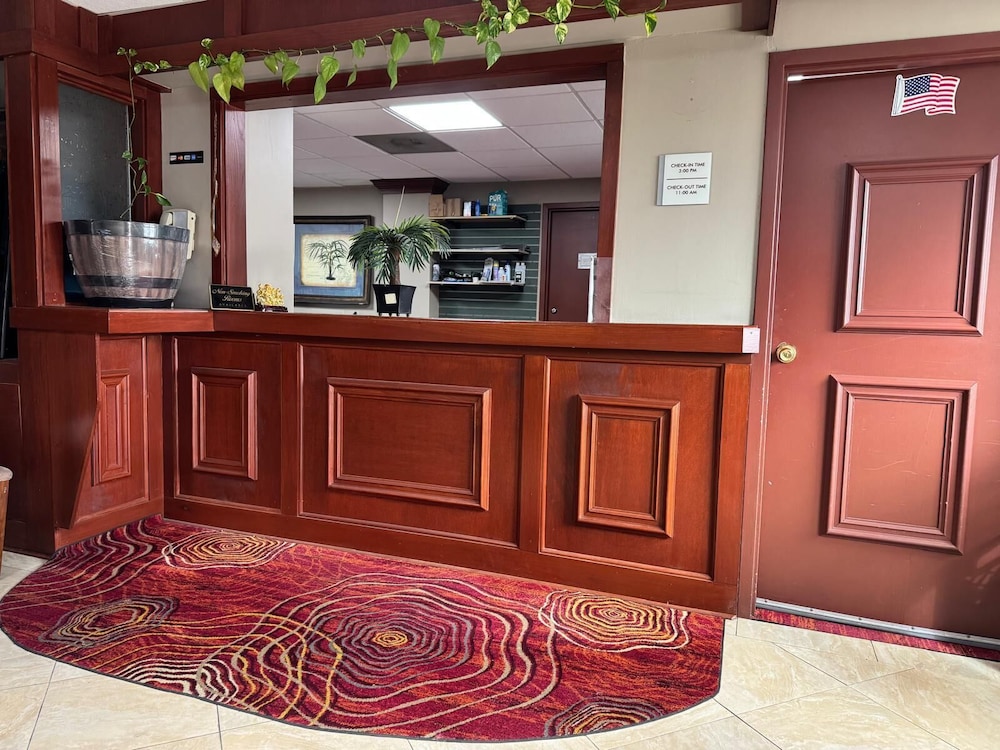 Lobby at Highlander Inn Cleveland Beachwood Near I-480, WARRENSVILLE HEIGHTS - OH