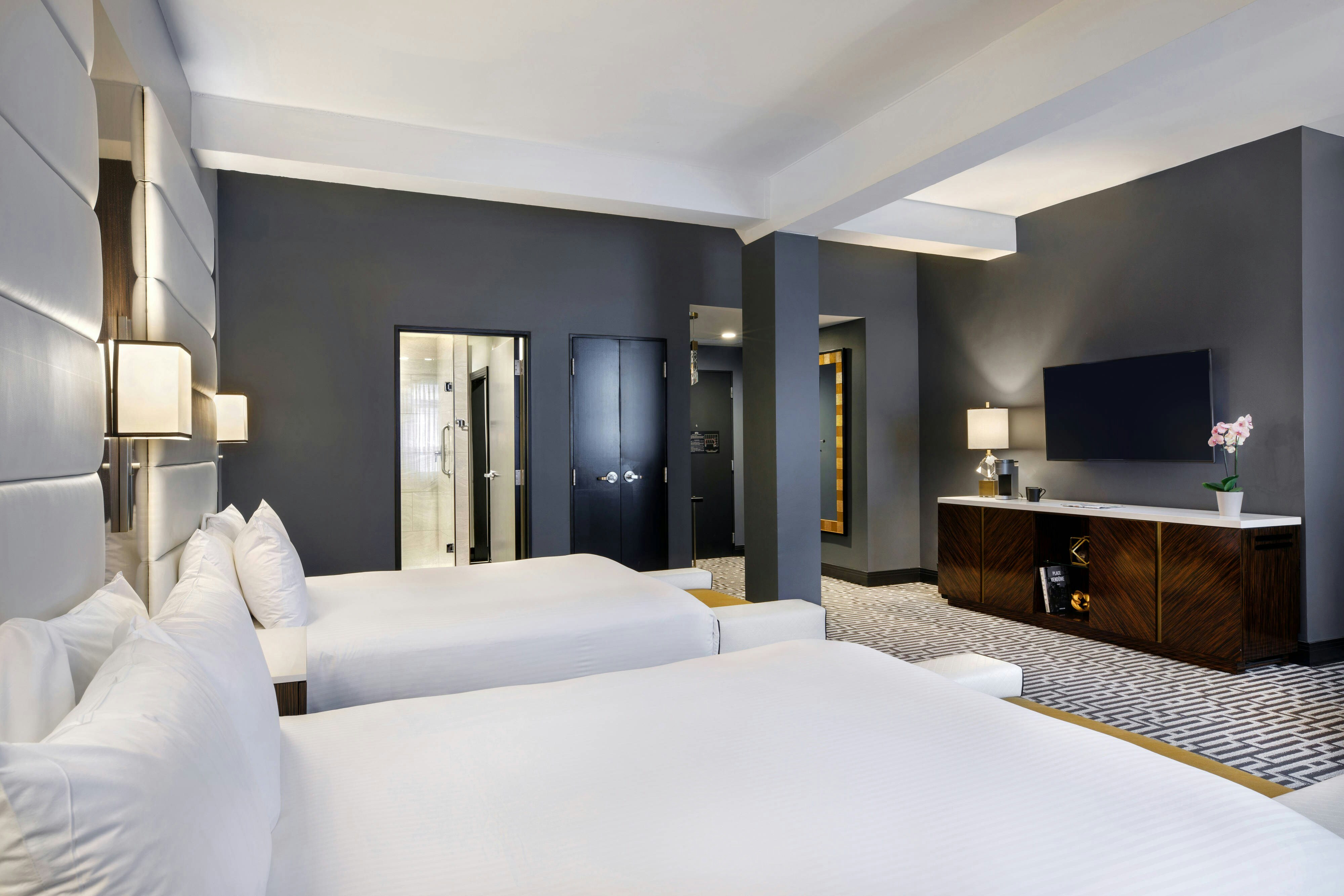 room, 2 queen beds, Hotel Metro 2/5