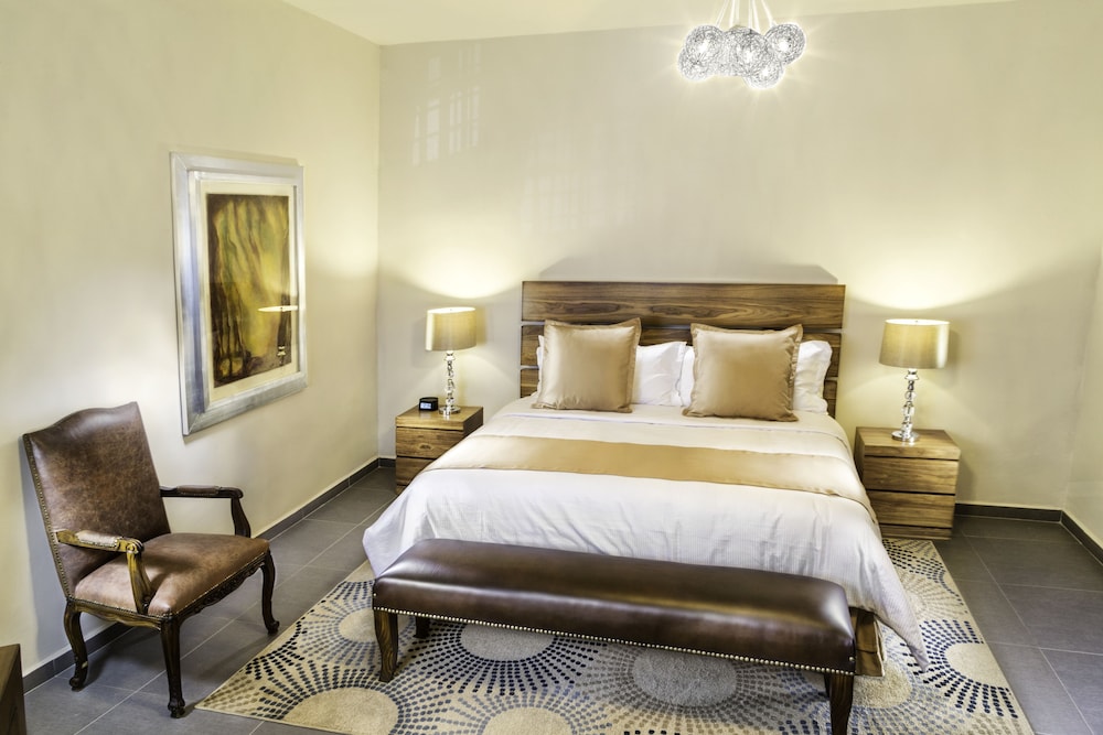 SUPERIOR, SUITE, KING BED, HOT TUB