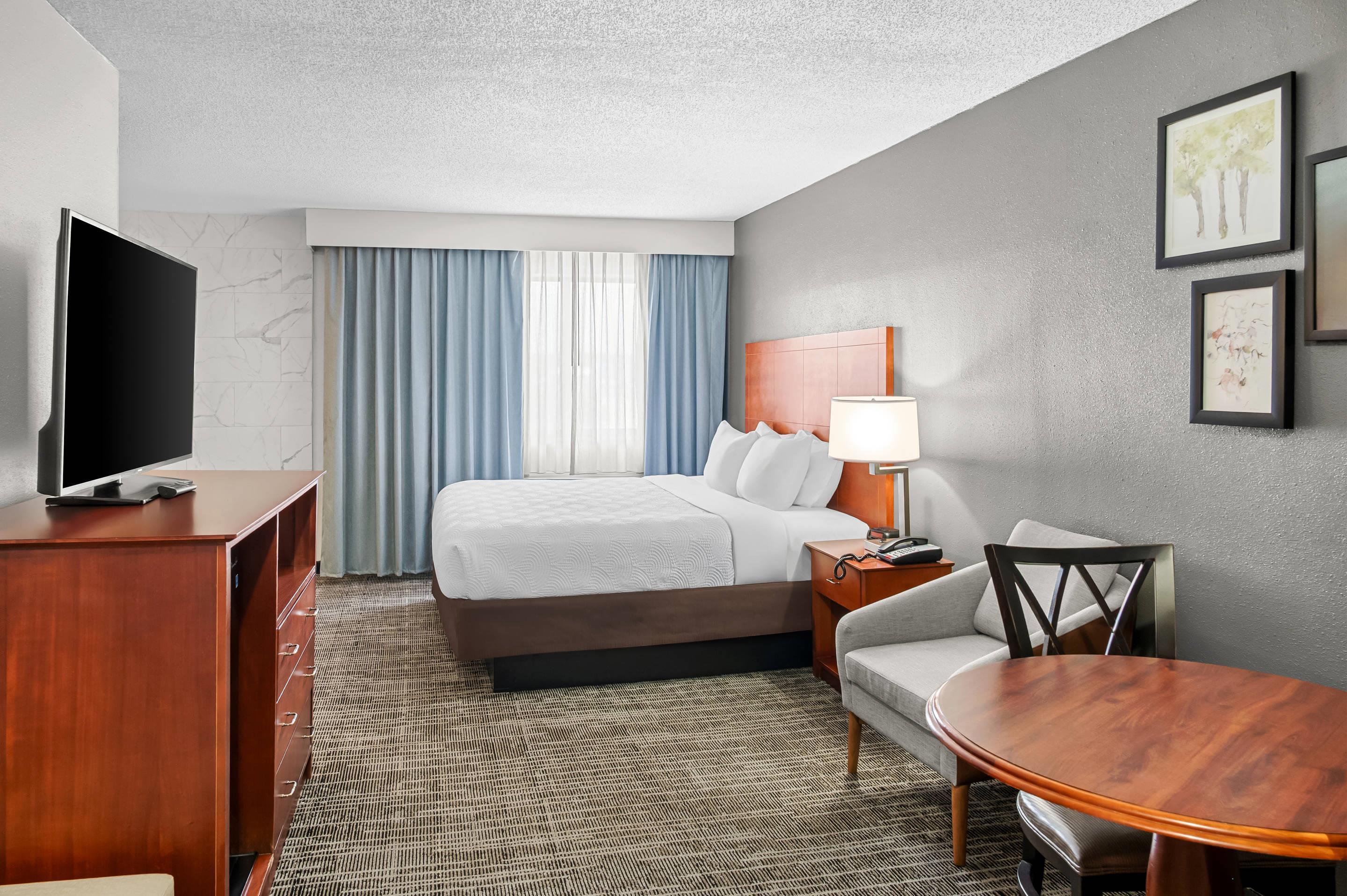 Efficiency, King Bed، Country Inn & Suites By Radisson Muskegon MI 4/6