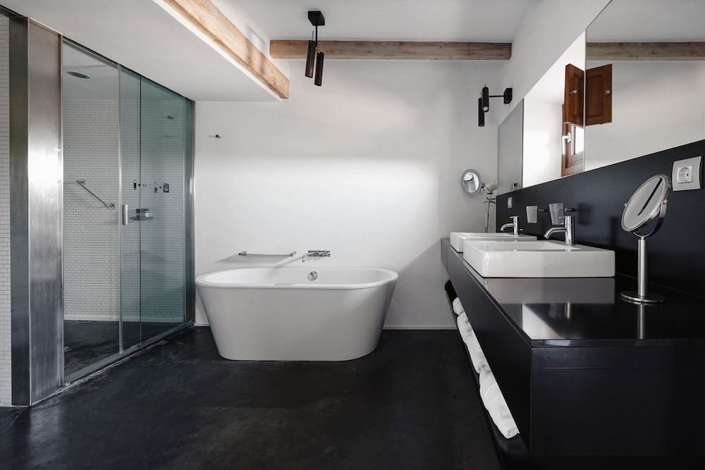 GRAND, DELUXE, DOUBLE BED, BATHTUB