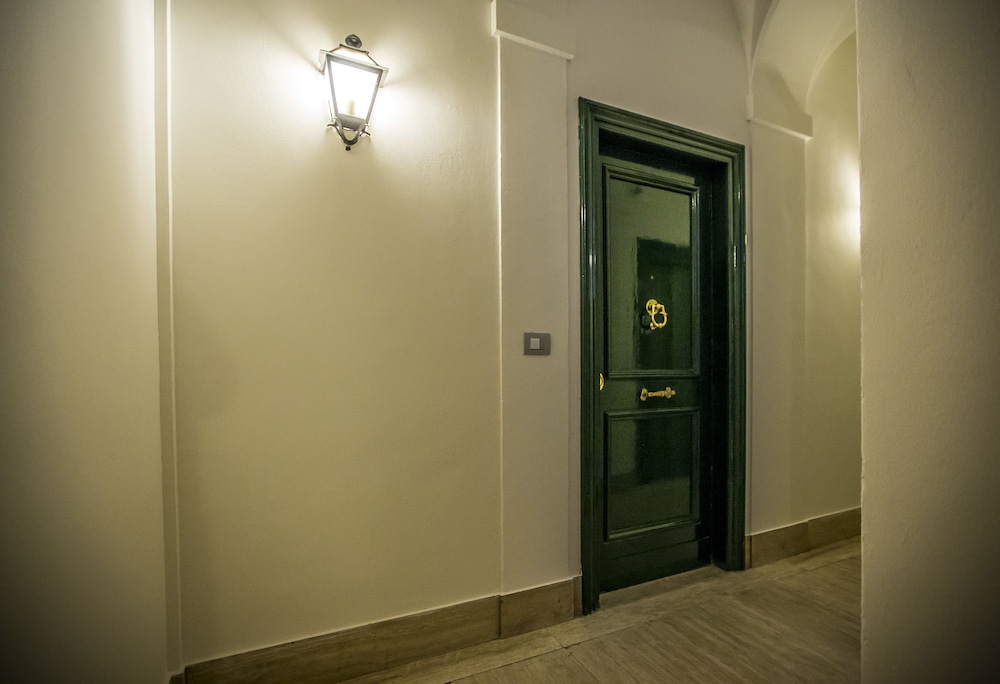 Trevi Contemporary Suite 22/42