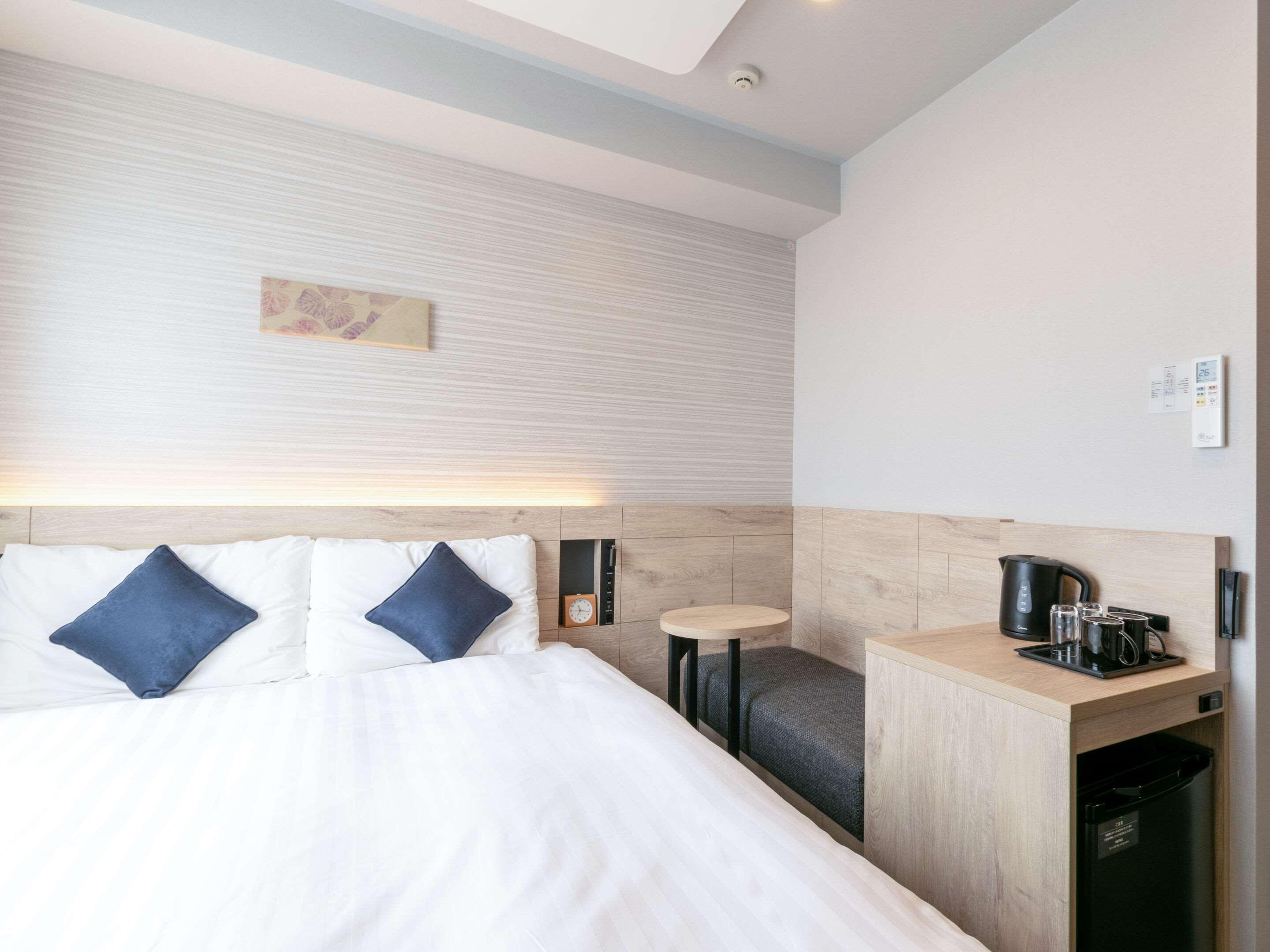 ROOM, QUEEN BED