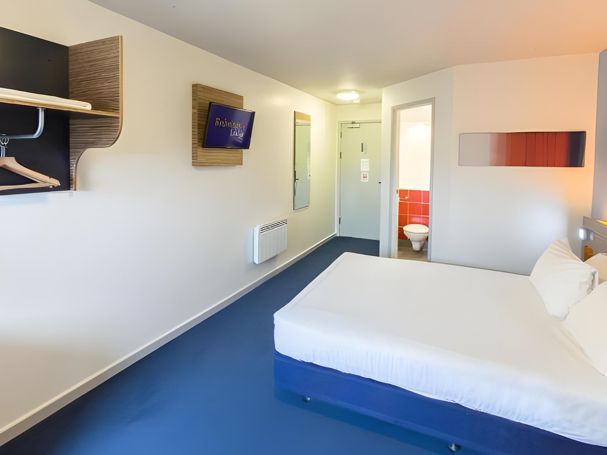 غرفة بسرير مزدوج أو سريرين منفصلين لذوي الإعاقة
