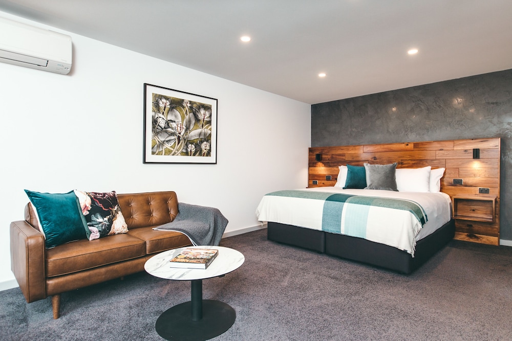 2 BEDROOMS, STUDIO, 1 KING AND 1 SINGLE BEDS