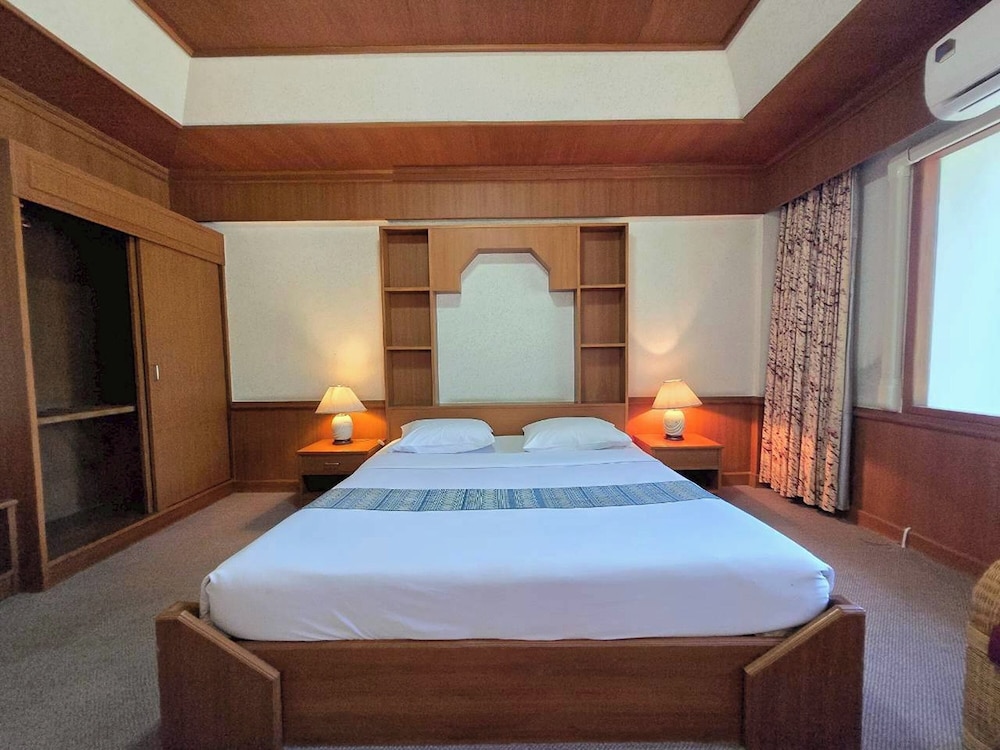 Pailyn Sukhothai 17/50