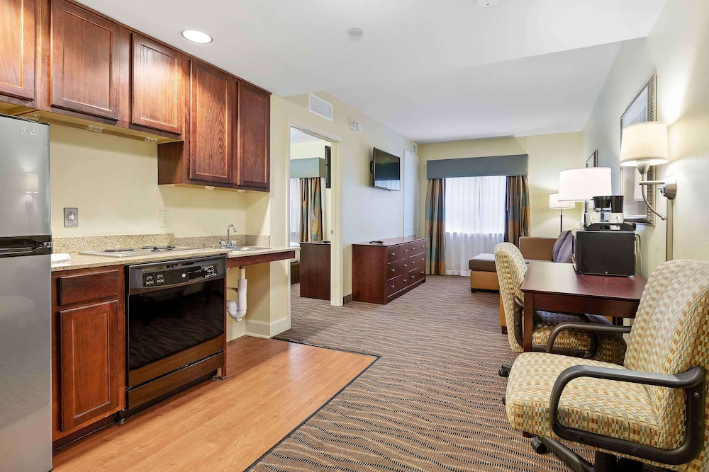 Crestwood Suites Lakeland 51/63