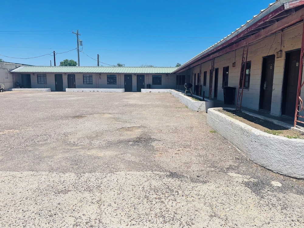 Mustang Motel 14/18