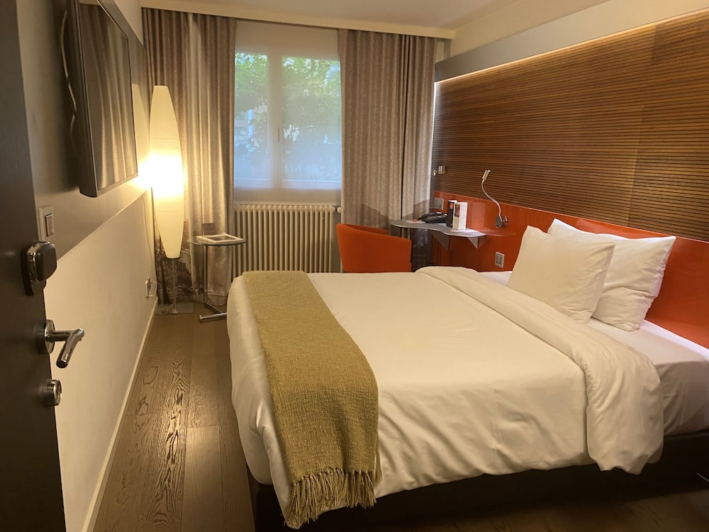 ROOM, SINGLE, QUEEN BED