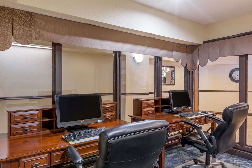 Days Inn & Suites By Wyndham Bridgeport - Clarksburg 33/42