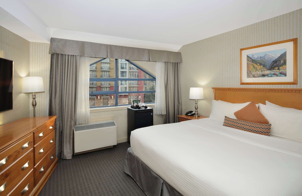 DELUXE, KING BED
