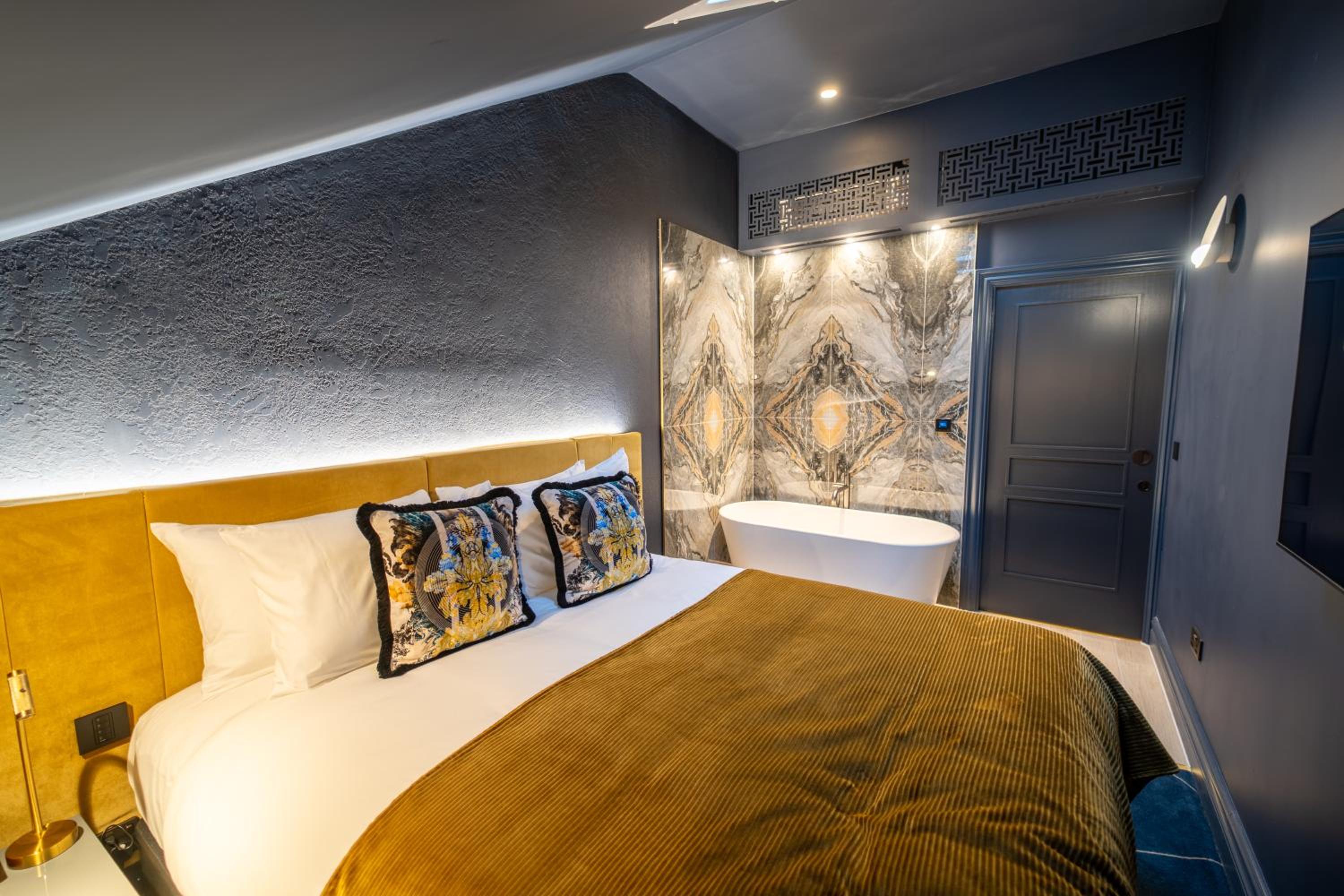Suite, King Bed, Two Story, Living Area, Kitchenette, Bathtub
